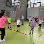 Uczniowie podczas zajęć na sali gimnastycznej