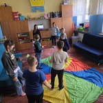 Uczniowie w trakcie zajęć z chustą animacyjną
