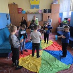 Uczniowie w trakcie zajęć z chustą animacyjną