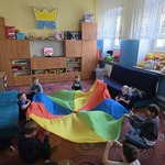 Uczniowie w trakcie zajęć z chustą animacyjną