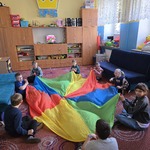 Uczniowie w trakcie zajęć z chustą animacyjną