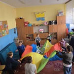 Uczniowie w trakcie zajęć z chustą animacyjną