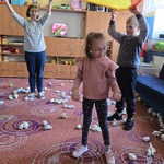 Uczennica stoi pod chustą animacyjną