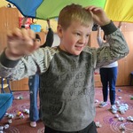 Uczeń stoi pod chusta animacyjną