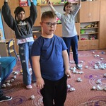 Uczeń stoi pod chustą animacyjną