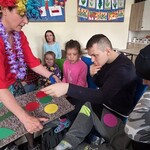 Uczeń kładzie kolorowe kółko tworzące kolorowy kwiat