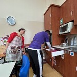 Uczeń segreguje sztućce
