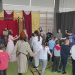 Społeczność szkolna w trakcie wspólnej zabawy