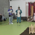 Uczeń wykonuje rzuca kulą w kręgle