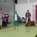 Uczeń rzuca drewniany krążek do kosza