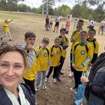 Nauczycielka, nauczyciel i grupa uczniów z naszej szkoły