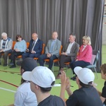 Na krzesłach siedzą zaproszeni goście na turniej