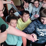 Nauczycielka pokazuje uczniom przyrząd do usuwania kleszczy