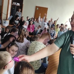 Nauczycielka demonstruje uczniom zapach odstraszający kleszcze
