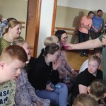 Nauczycielka demonstruje uczniom zapach odstraszający kleszcze