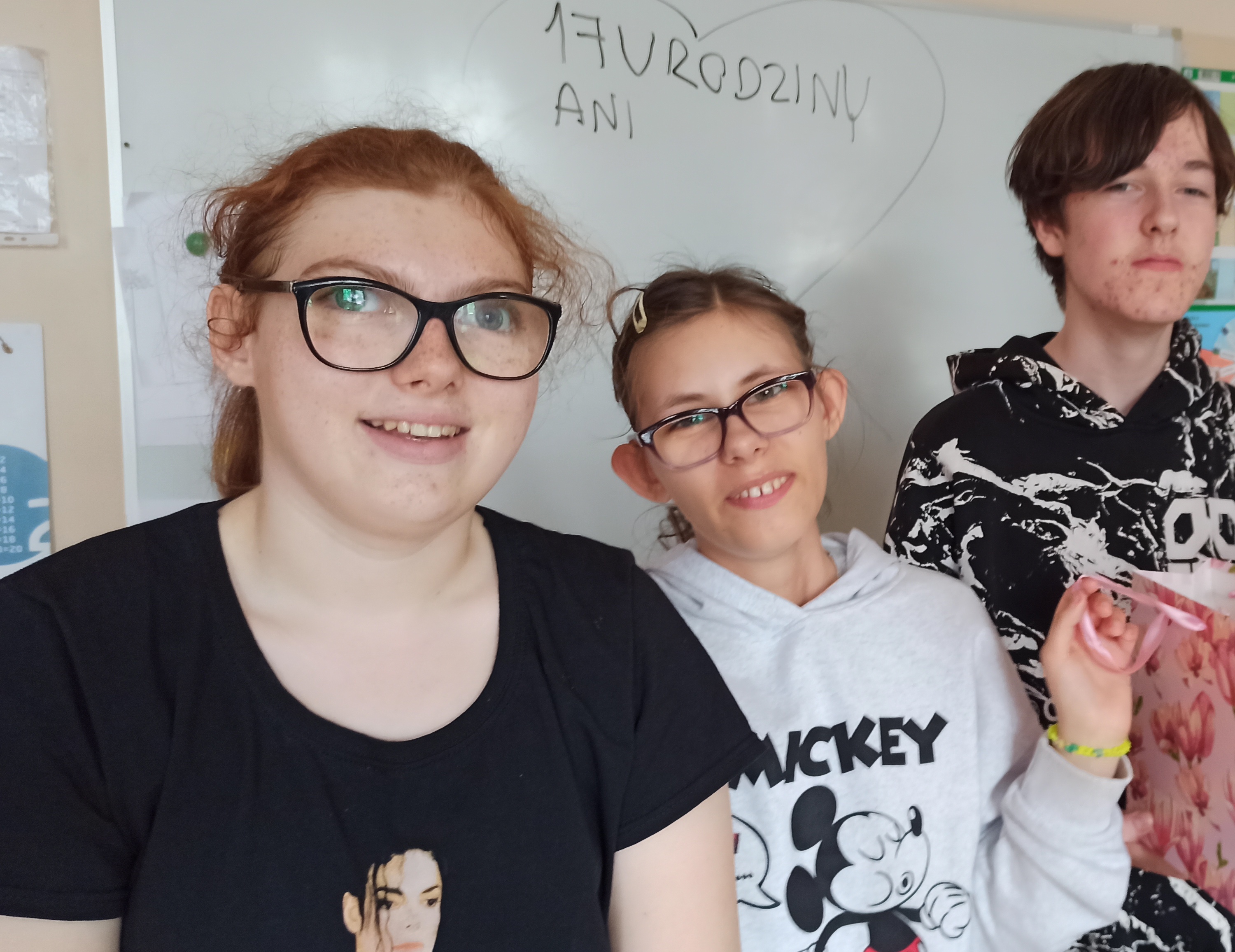Jubilatka, koleżanki i kolega z klasy