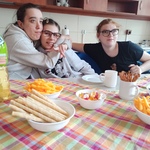 Jubilatka z koleżankami siedzą przy stole