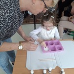 Uczennica ze swoja mama robi mydełko