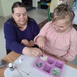 Uczennica ze swoja mama robi mydełko