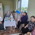 Uczennice ze swoimi mamami siedzą na krzesłach