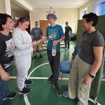 Uczennica podaje rękę, składa życzenia