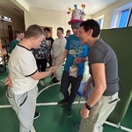 Uczeń podaje rękę, składa życzenia