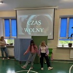 Uczennice wykonują taniec