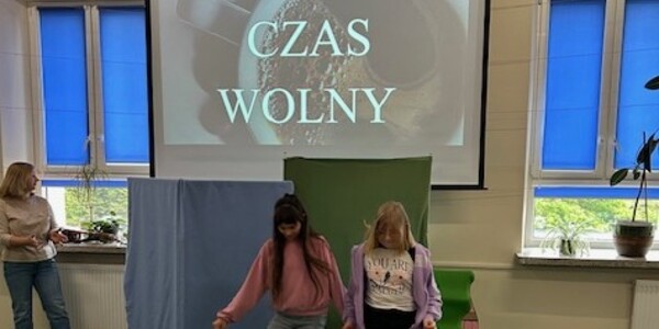 Uczennice wykonują taniec