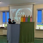 Za parawanem dwa papety i tekturowe kredki, rekwizyty w przedstawieniu