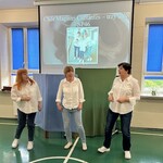 Nauczycielki śpiewają utwór