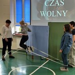 Uczennica gra w gumę