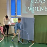 Uczeń toczy hula hop