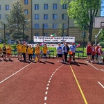 Uczestnicy zawodów stoją na boisku