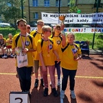Grupa uczniów z naszej szkoły z pucharem i medalami