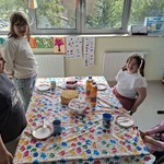 Jubilatka i jej koleżanki przy urodzinowym stole