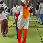 Nauczycielka w stroju kurczaka prowadzi zabawę wężyk