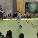 Społeczność szkolna w trakcie zabawy