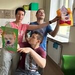 Nauczyciel i uczniowie prezentują swoje prace