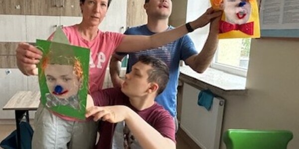 Nauczyciel i uczniowie prezentują swoje prace