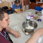 Uczeń sypie mąkę do miski