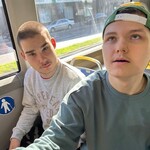 Uczniowie siedzą w autobusie