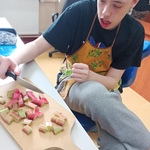Uczeń kroi rabarbar