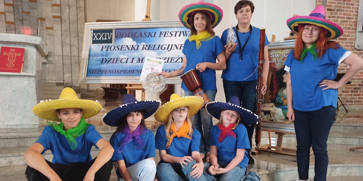 Wspólne zdjęcie nauczycielek i uczniów z naszej szkoły biorących udział w przeglądzie