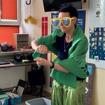 Nauczyciel pokazuje gest zmienić