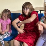 Uczniowie pokazują gest zmienić