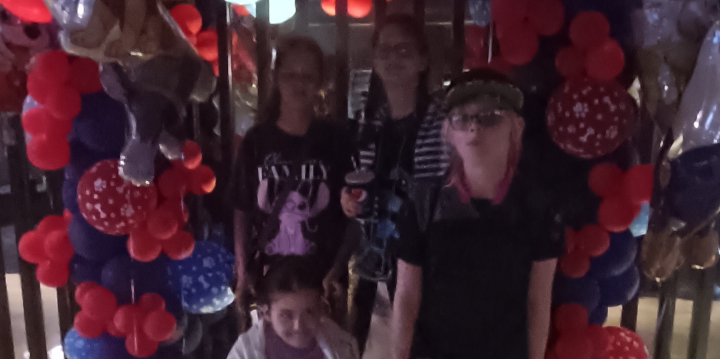 Uczennice na tle ścianki z balonami