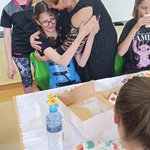Nauczycielka składa życzenia jubilatce