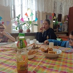 Uczennice siedzą przy urodzinowym stole Anieli
