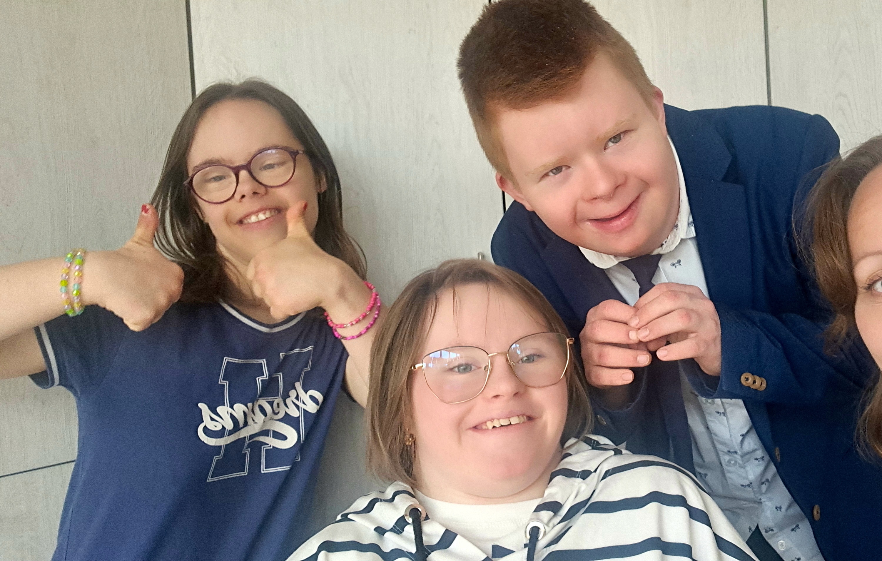 nauczycielka i trójka uczniów