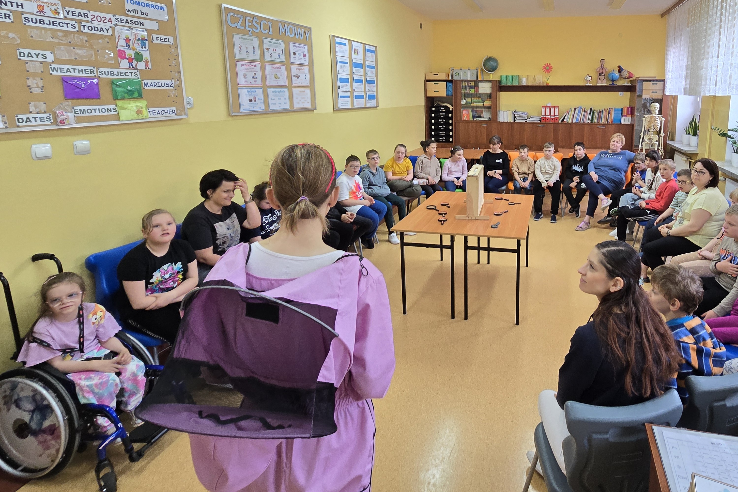 uczniowie w trakcie warsztatów pszczelarskich
